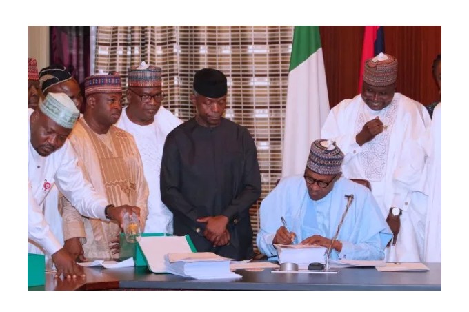 President Buhari Signs 2019 Budget