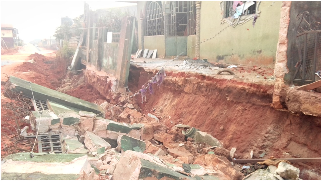 Horrible! One Dead as Building Collapses in Ibadan - Photos